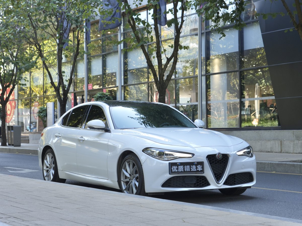 阿爾法·羅密歐 Giulia  2018款 2.0T 280HP 豪華版 碳纖維限量版圖片