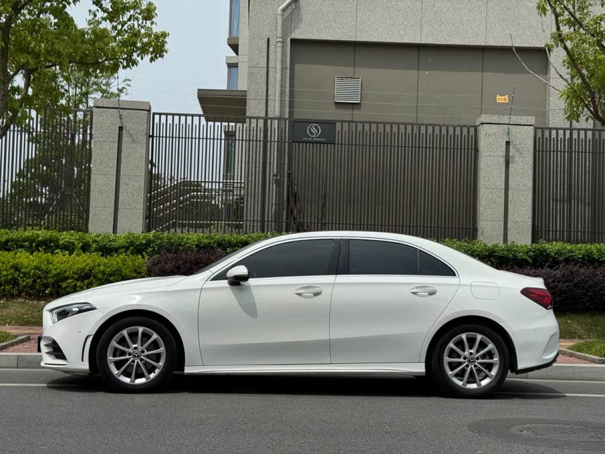 奔馳 奔馳A級  2022款 改款 A 200 L 運動轎車動感型圖片