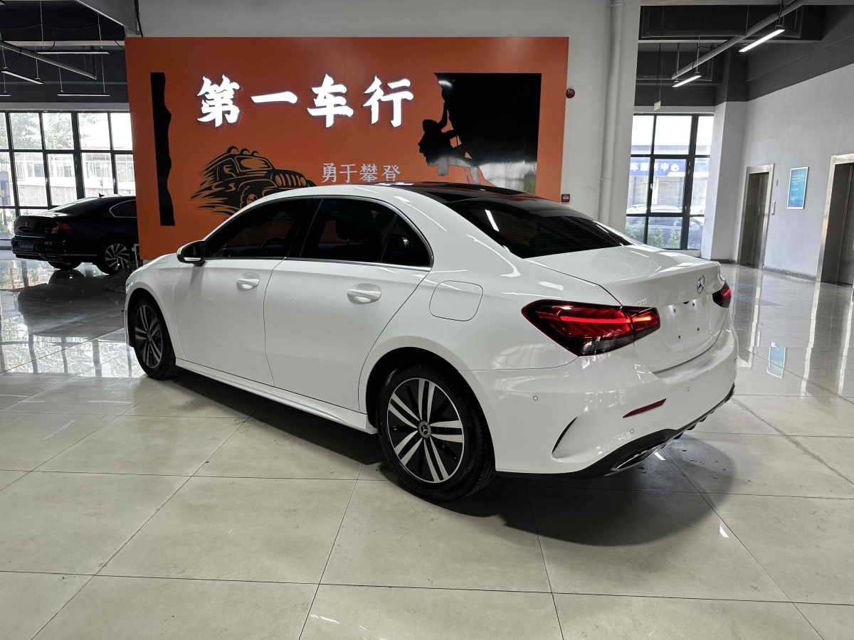 奔馳 奔馳A級  2020款 改款 A 180 L 運(yùn)動轎車圖片