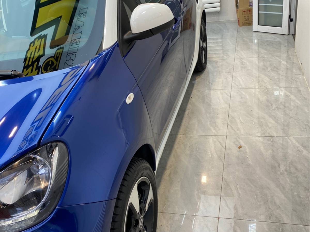 smart fortwo  2019款 0.9T 66千瓦馭風(fēng)藍(lán)特別版圖片