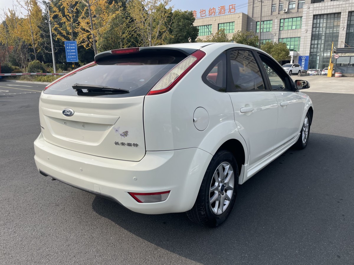 福特 ?？怂? 2012款 兩廂經(jīng)典 1.8L 手動(dòng)時(shí)尚型圖片