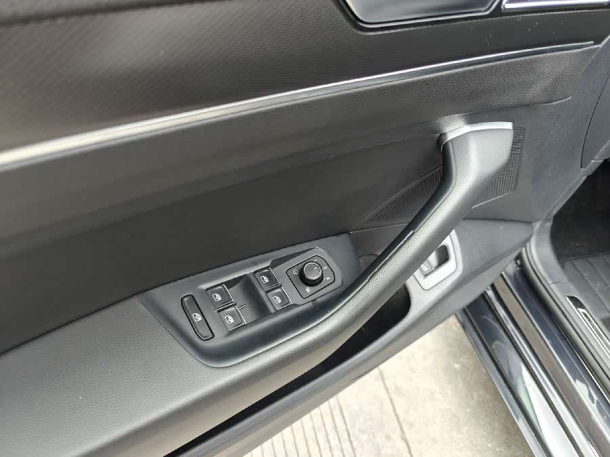 大眾 邁騰  2020款 330TSI DSG 領(lǐng)先型圖片