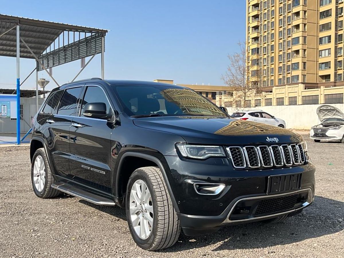 Jeep 大切諾基  2017款 3.0L 舒享導(dǎo)航版圖片