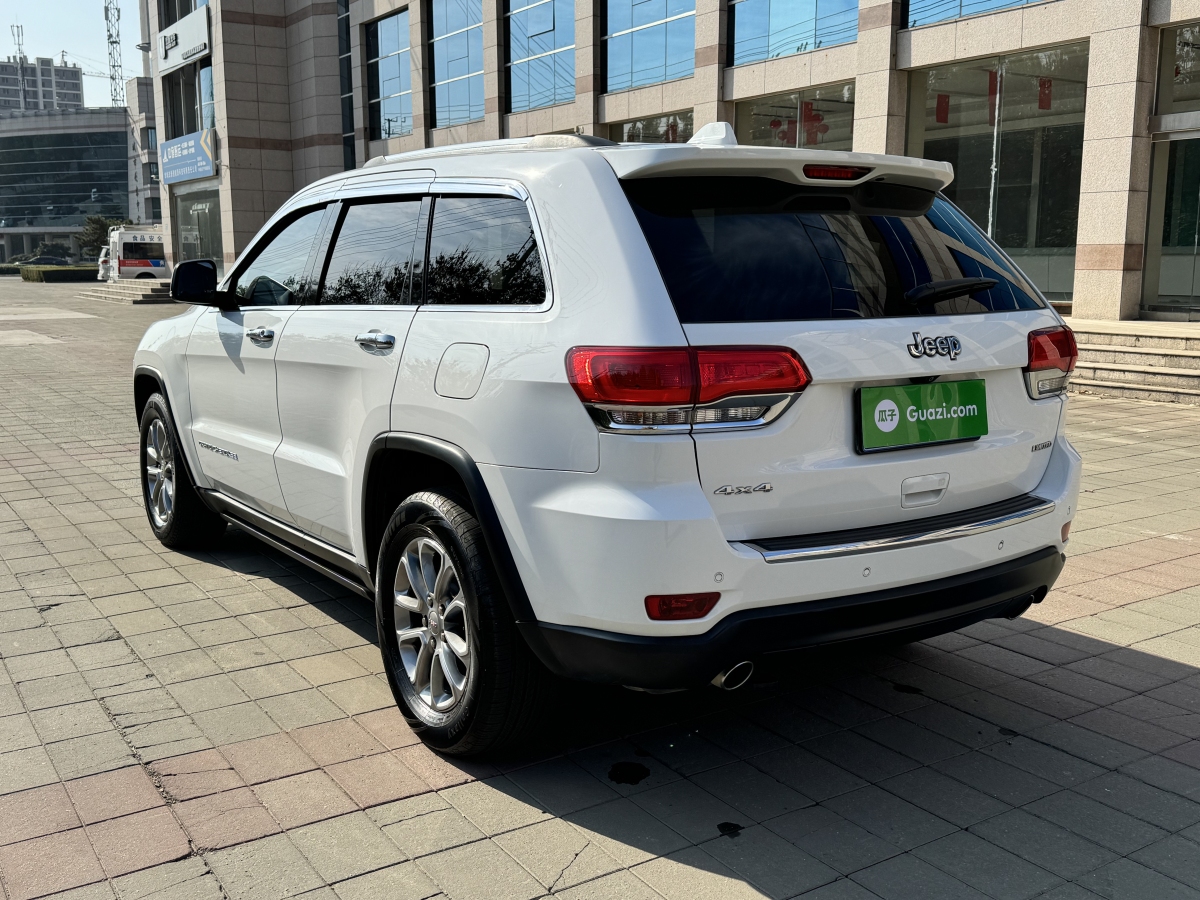 Jeep 大切諾基  2015款 3.0L 精英導(dǎo)航版圖片