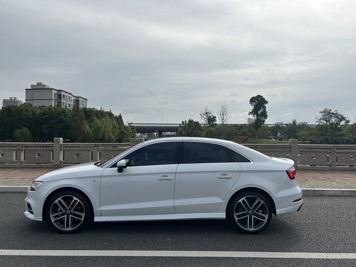 奧迪 奧迪A3  2018款 30周年年型 Limousine 40 TFSI 運(yùn)動(dòng)型圖片