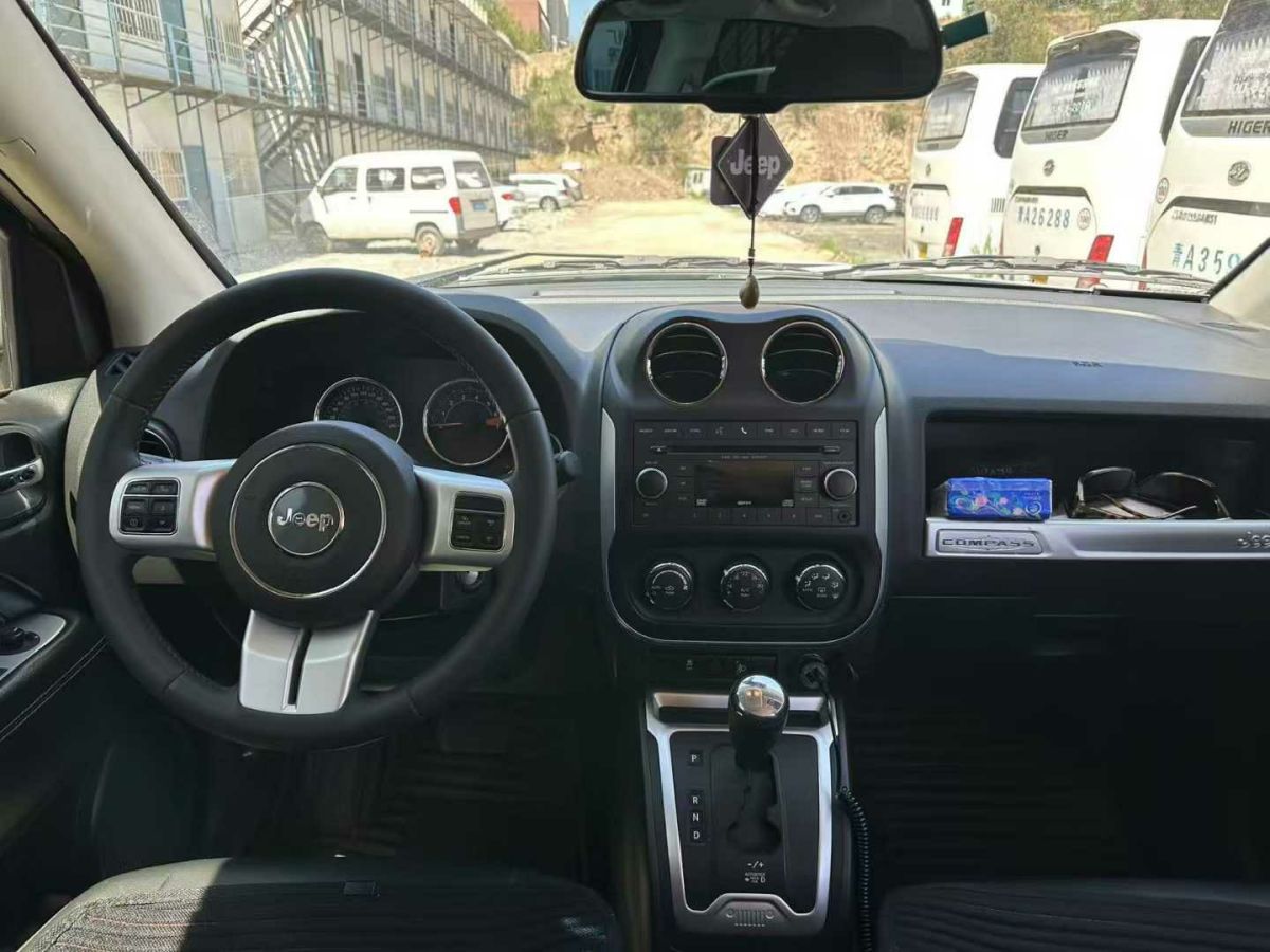 日產(chǎn) GT-R  2014款 3.8T Premium Edition 棕紅內(nèi)飾圖片