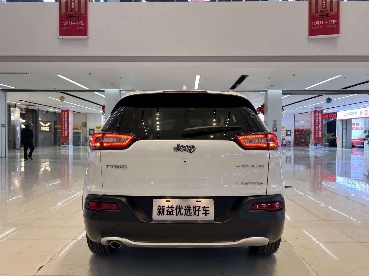 Jeep 自由光  2020款 2.0L 兩驅(qū)經(jīng)典運(yùn)動(dòng)版圖片