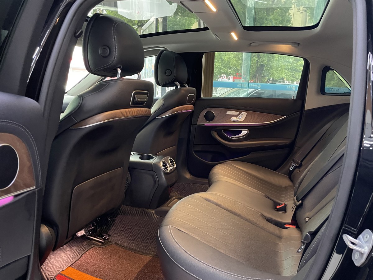 2018年11月奔驰 奔驰E级  2019款 改款 E 300 L 豪华型