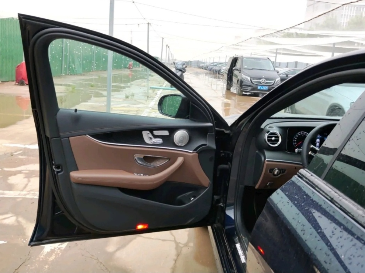 奔驰 奔驰E级  2021款 改款 E 300 运动版图片