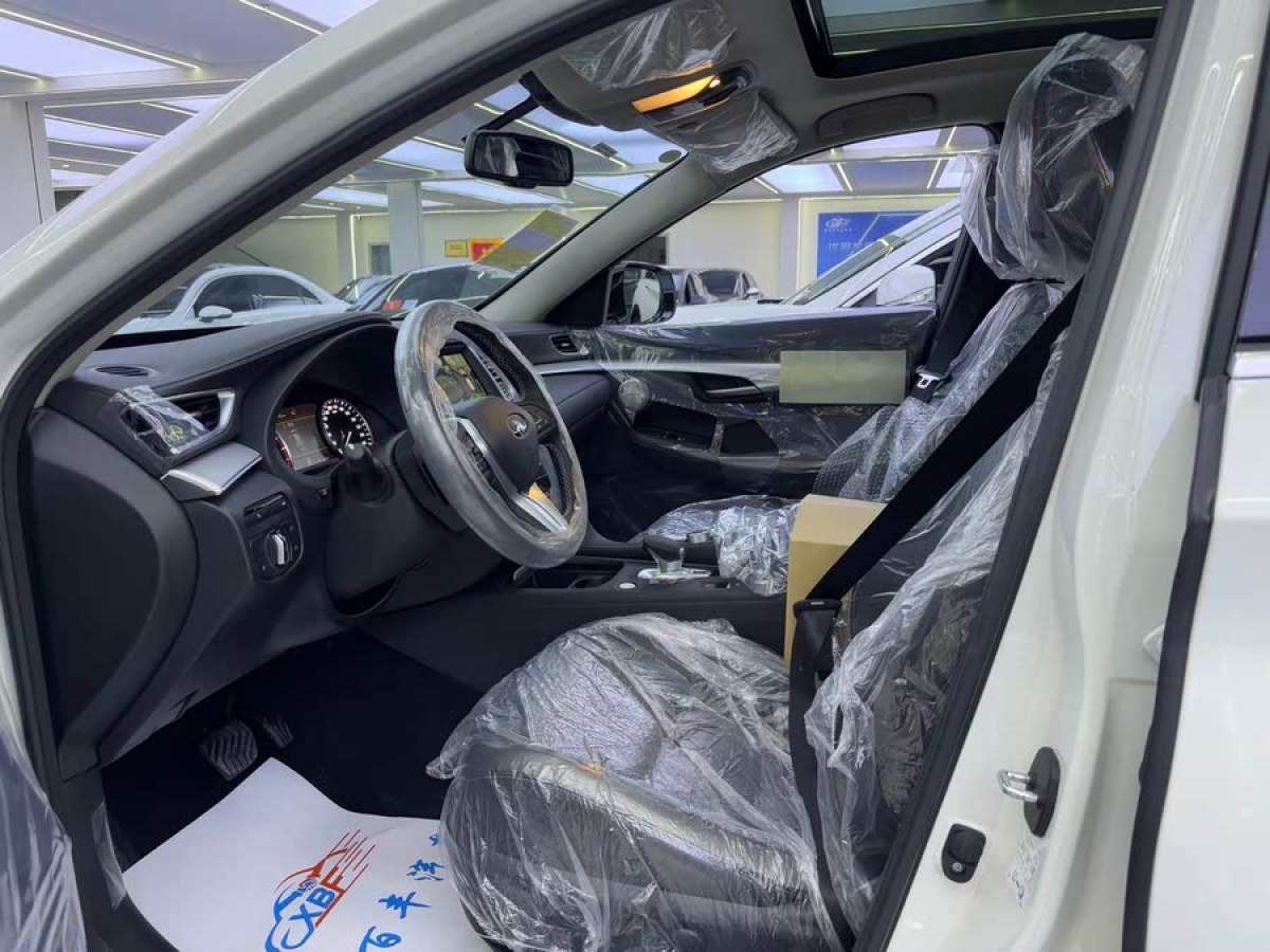 英菲尼迪 QX50  2024款 2.0T 兩驅(qū)領(lǐng)航版圖片