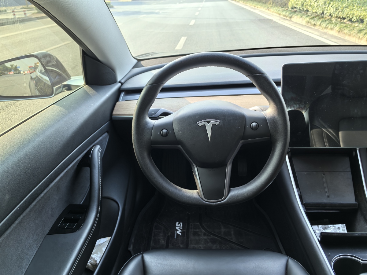 特斯拉 Model 3  2019款 標(biāo)準(zhǔn)續(xù)航后驅(qū)升級版圖片