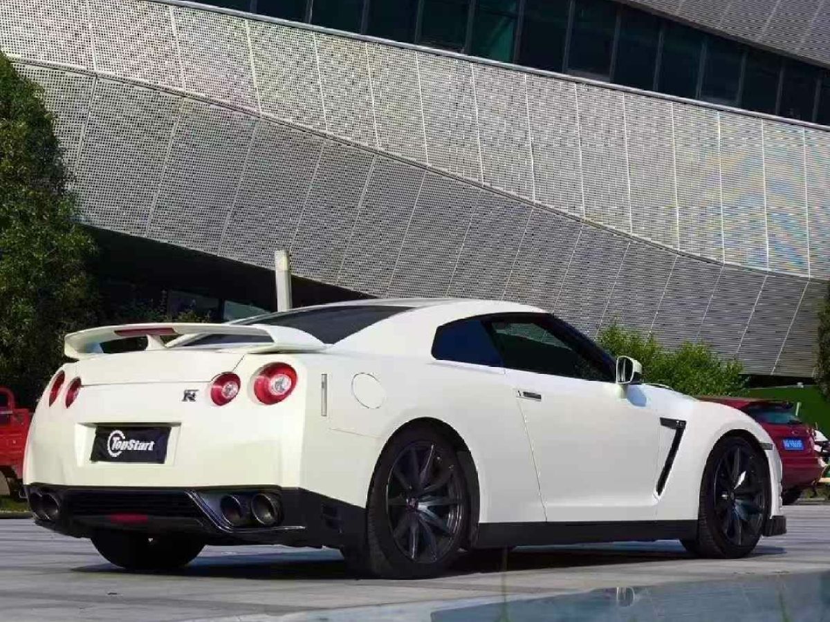 日產(chǎn) GT-R  2014款 3.8T Premium Edition 棕紅內(nèi)飾圖片