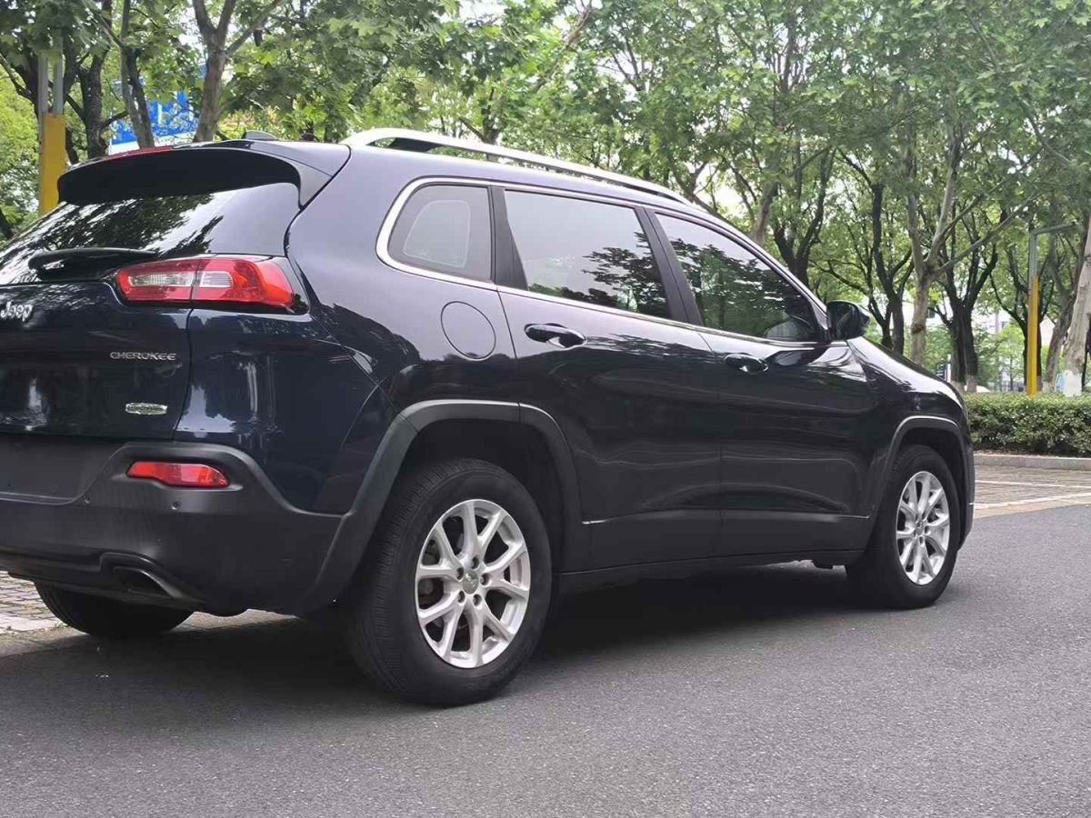 Jeep 自由光  2017款 2.0L 優(yōu)越版圖片