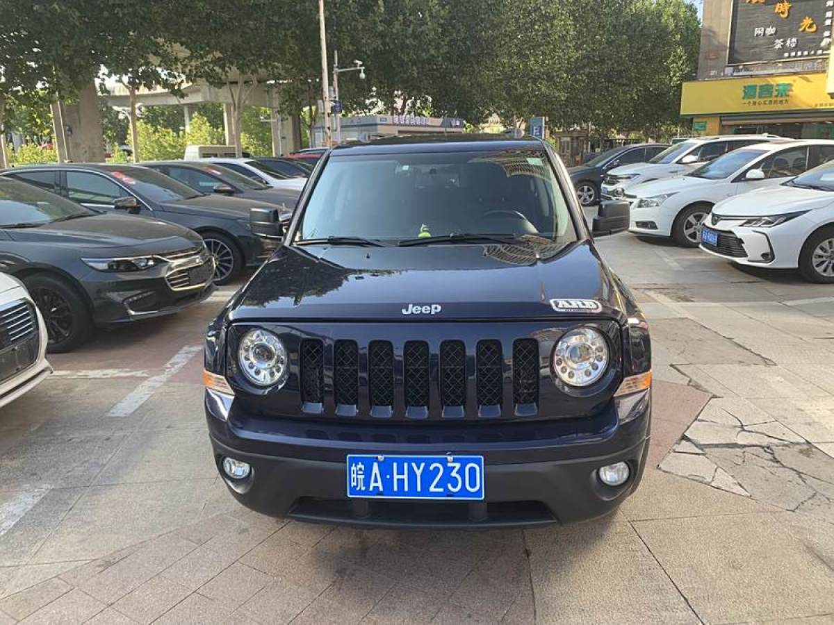 Jeep 自由客  2013款 2.4 豪華導(dǎo)航版圖片