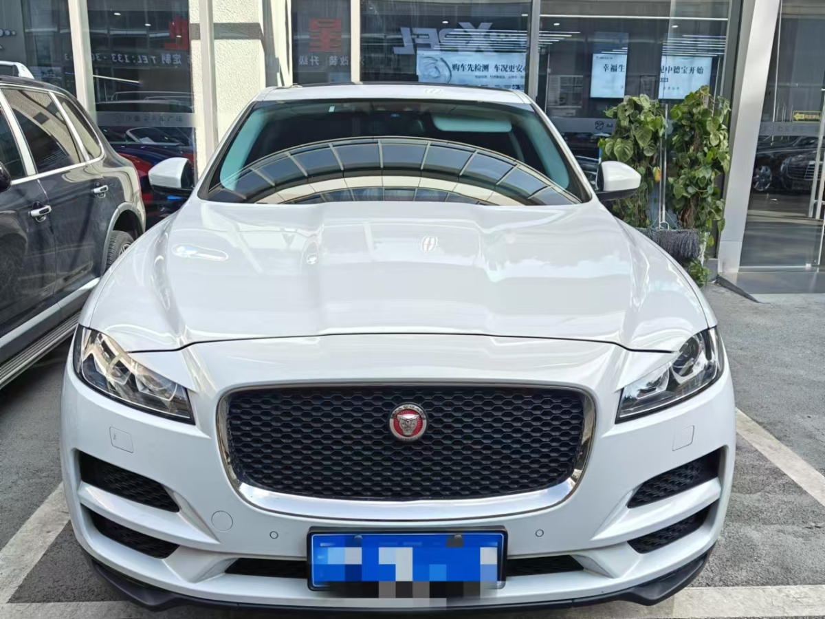 捷豹 F-PACE  2018款 2.0T 兩驅(qū)都市尊享版圖片