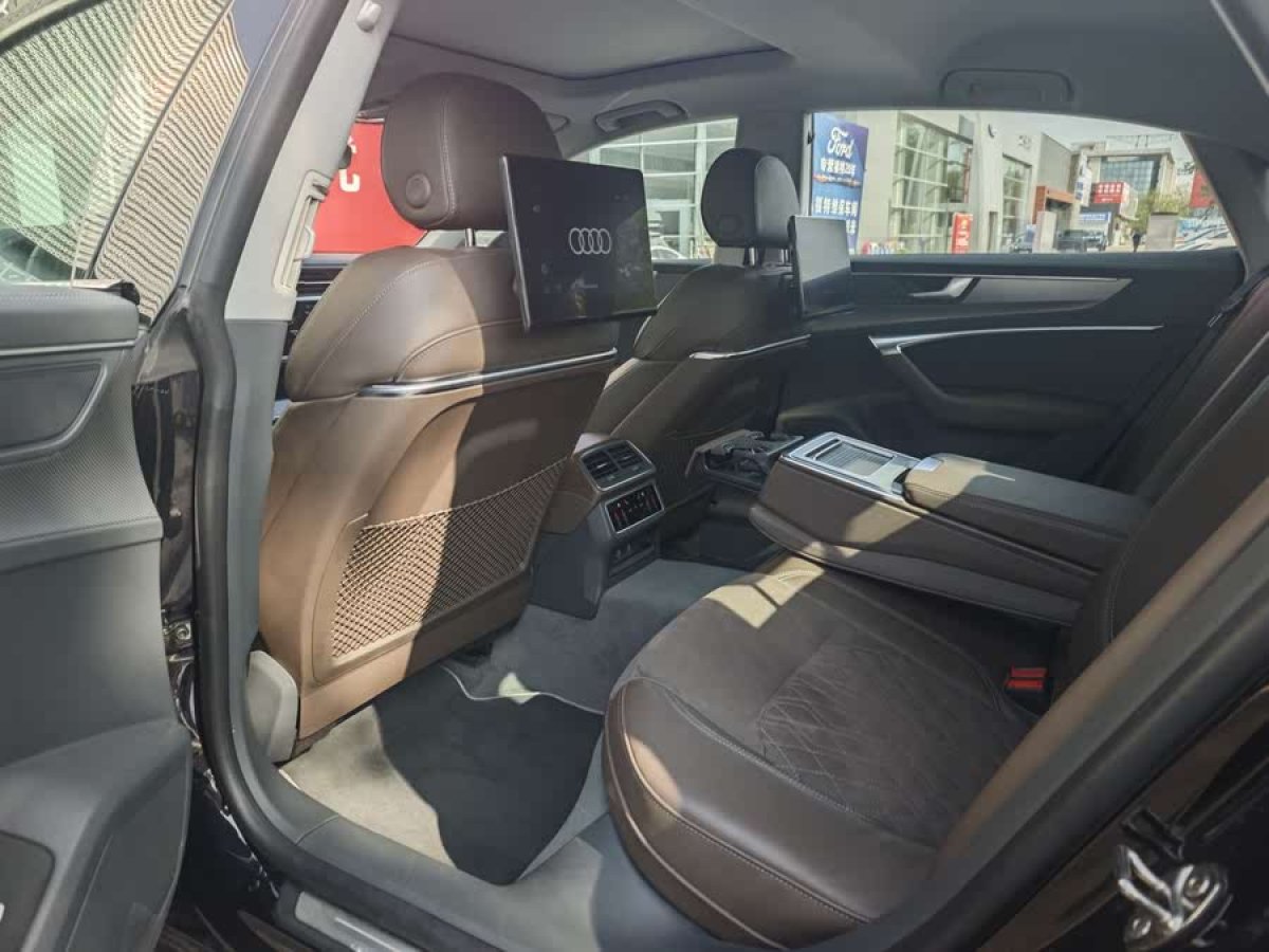 奧迪 奧迪A7L  2024款 45TFSI quattro S-line 見(jiàn)遠(yuǎn)型 流晶套裝圖片