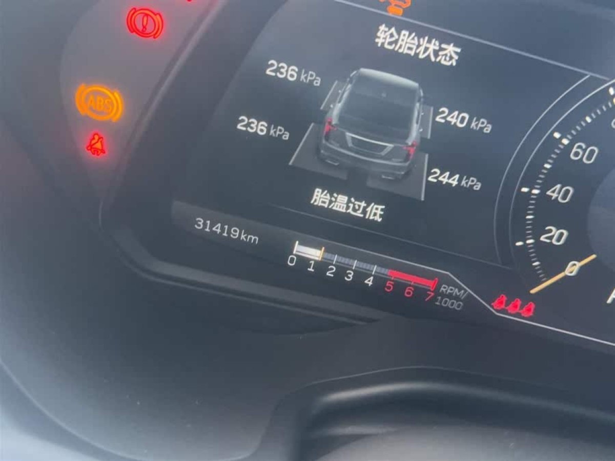 凱迪拉克 CT5  2023款 28T 豪華型（標(biāo)準(zhǔn)版）圖片