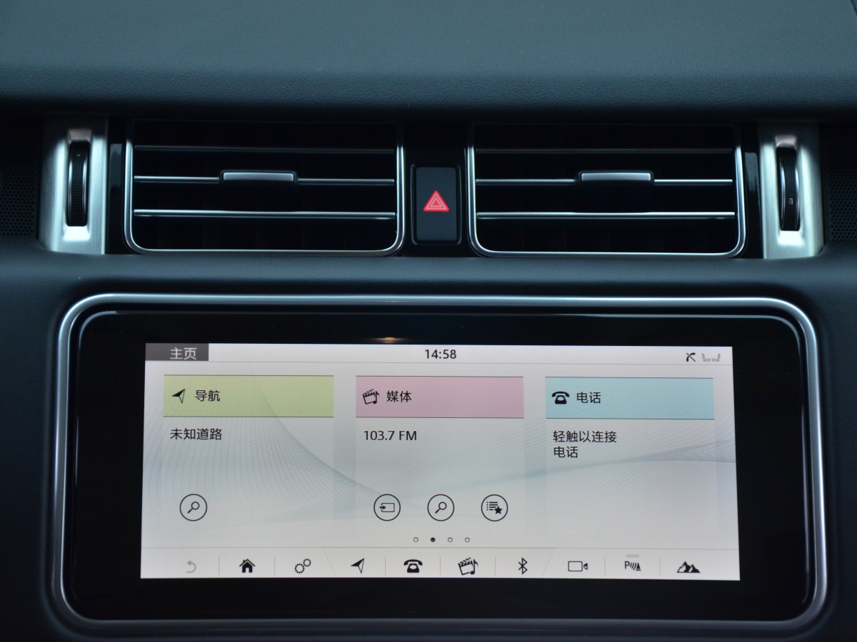 路虎 攬勝  2022款 3.0 L6 400PS 傳世加長(zhǎng)經(jīng)典版圖片