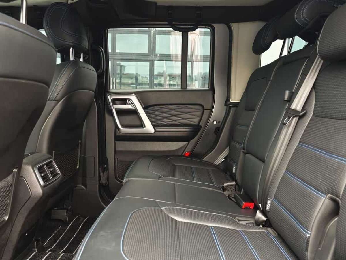 北京 BJ40  2023款 2.0D 自動(dòng)四驅(qū)刀鋒英雄版?zhèn)b客型圖片