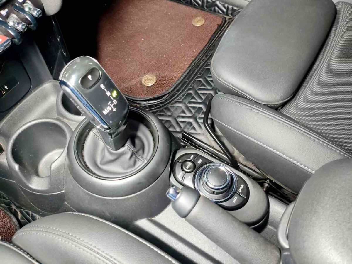 MINI MINI  2022款 改款 1.5T COOPER 藝術(shù)家 五門(mén)版圖片