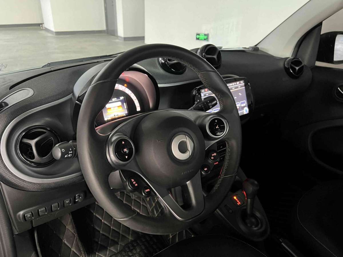 2015年6月smart fortwo  2015款 1.0L 52千瓦硬頂激情版