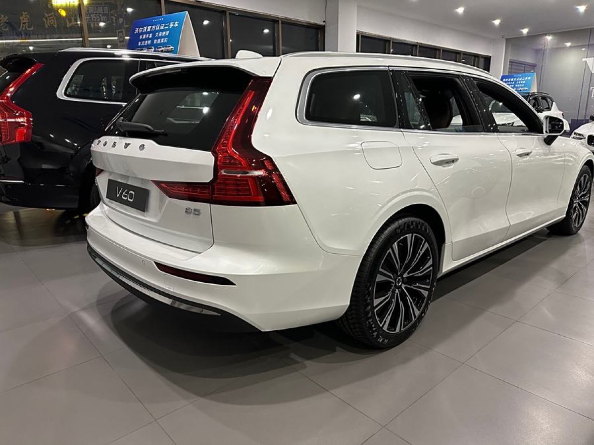 沃爾沃 V60  2024款 B5 智遠(yuǎn)豪華版圖片