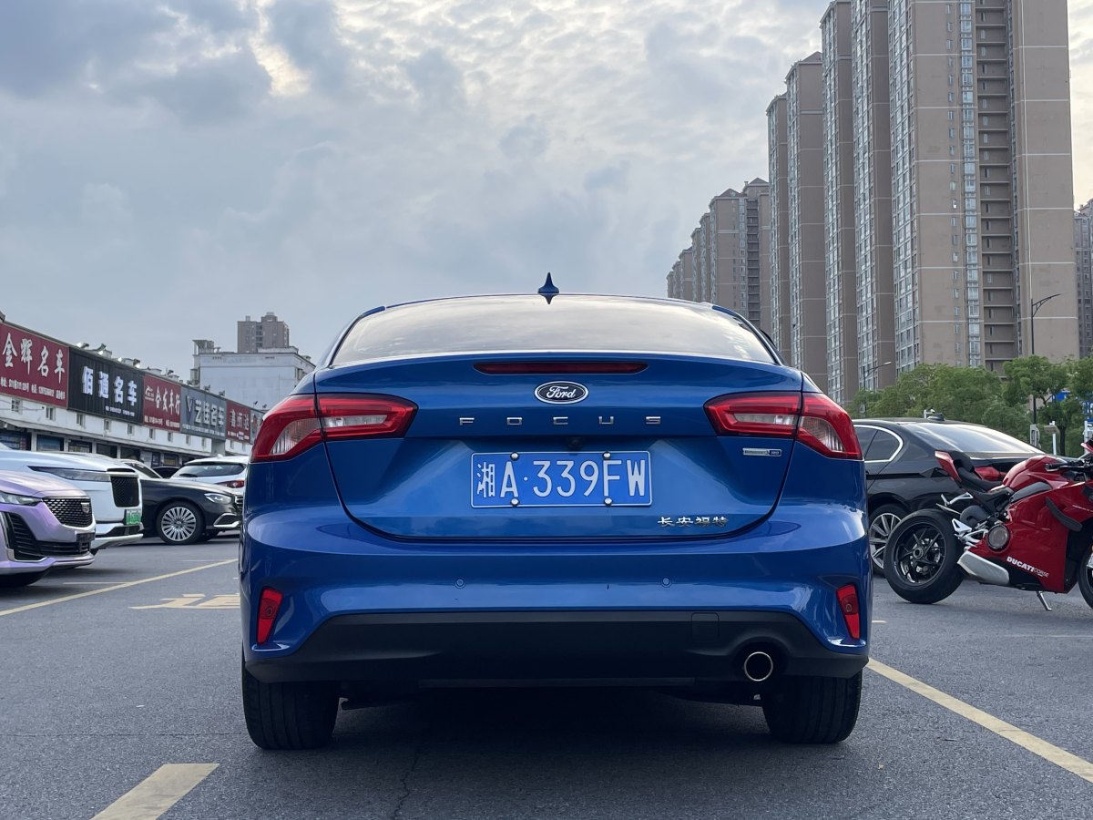 福特 ?？怂? 2019款 三廂 EcoBoost 180 自動鋒潮型圖片