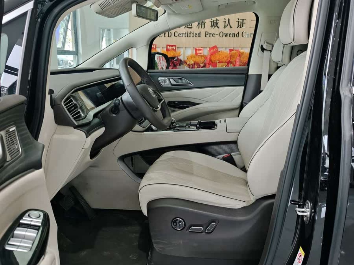 騰勢 騰勢D9  2024款 DM-i 980 四驅(qū)旗艦型圖片