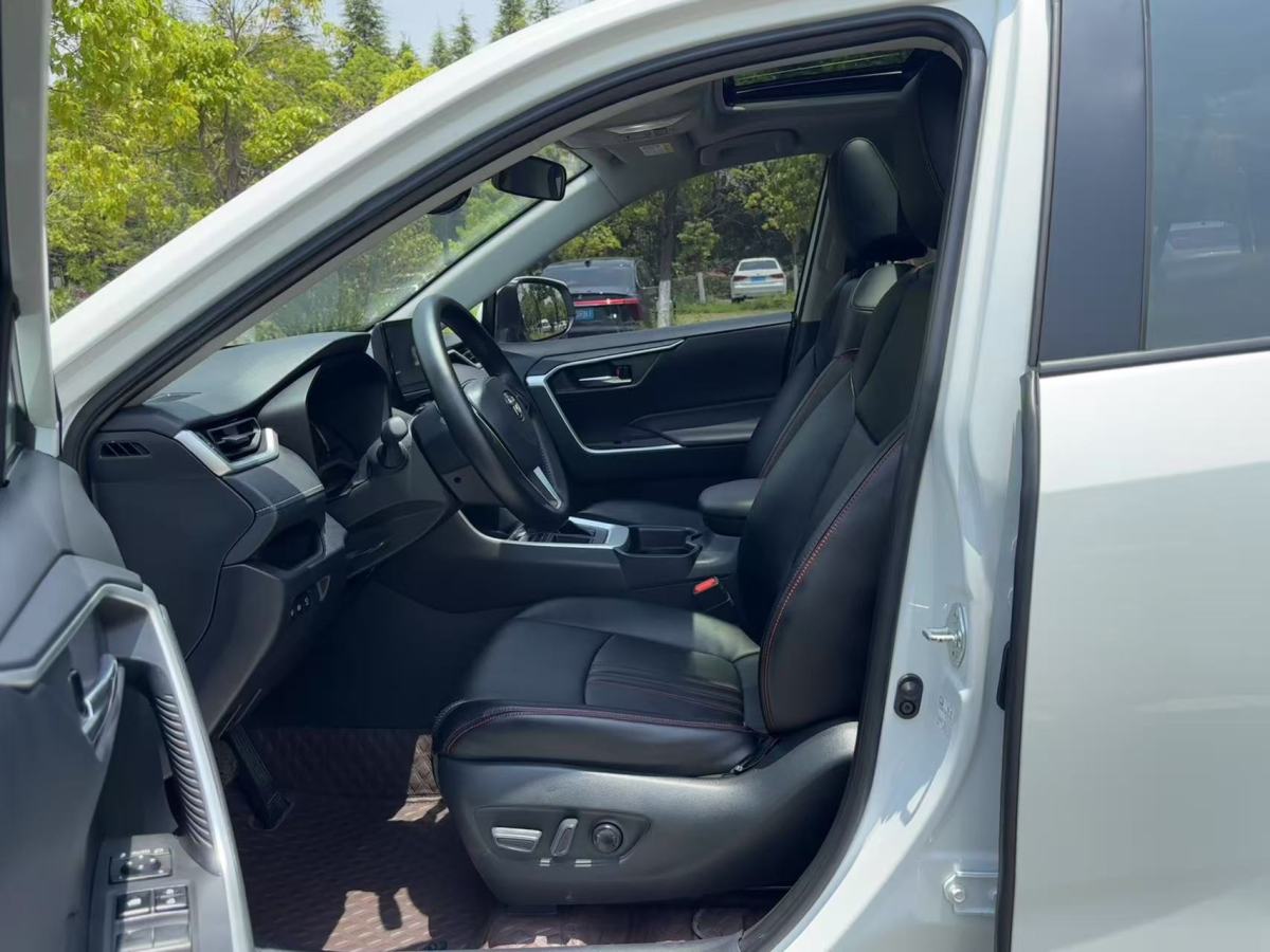 豐田 RAV4  2018款 榮放 2.0L CVT兩驅(qū)風(fēng)尚版圖片