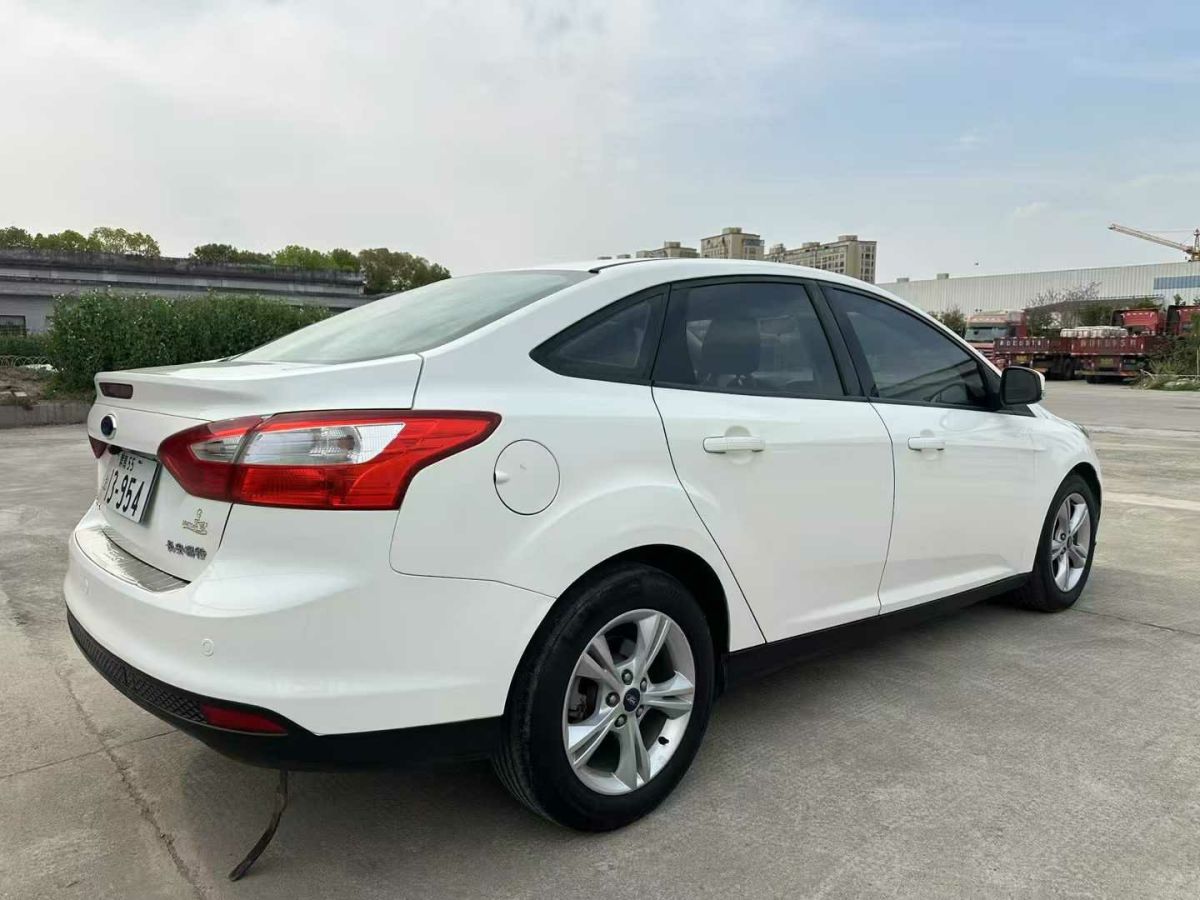 福特 ?？怂? 2014款 兩廂經(jīng)典 1.8L 自動酷白典藏版圖片