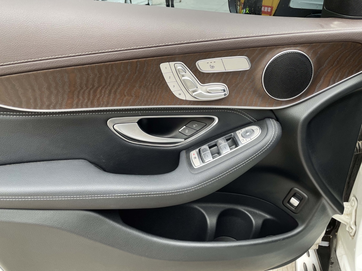 2017年6月奔驰 奔驰GLC  2017款 GLC 300 4MATIC 动感型