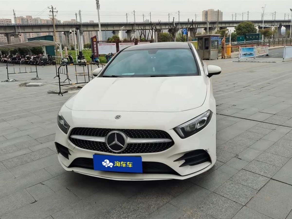 奔馳 奔馳A級  2020款 改款 A 200 L 運動轎車動感型圖片