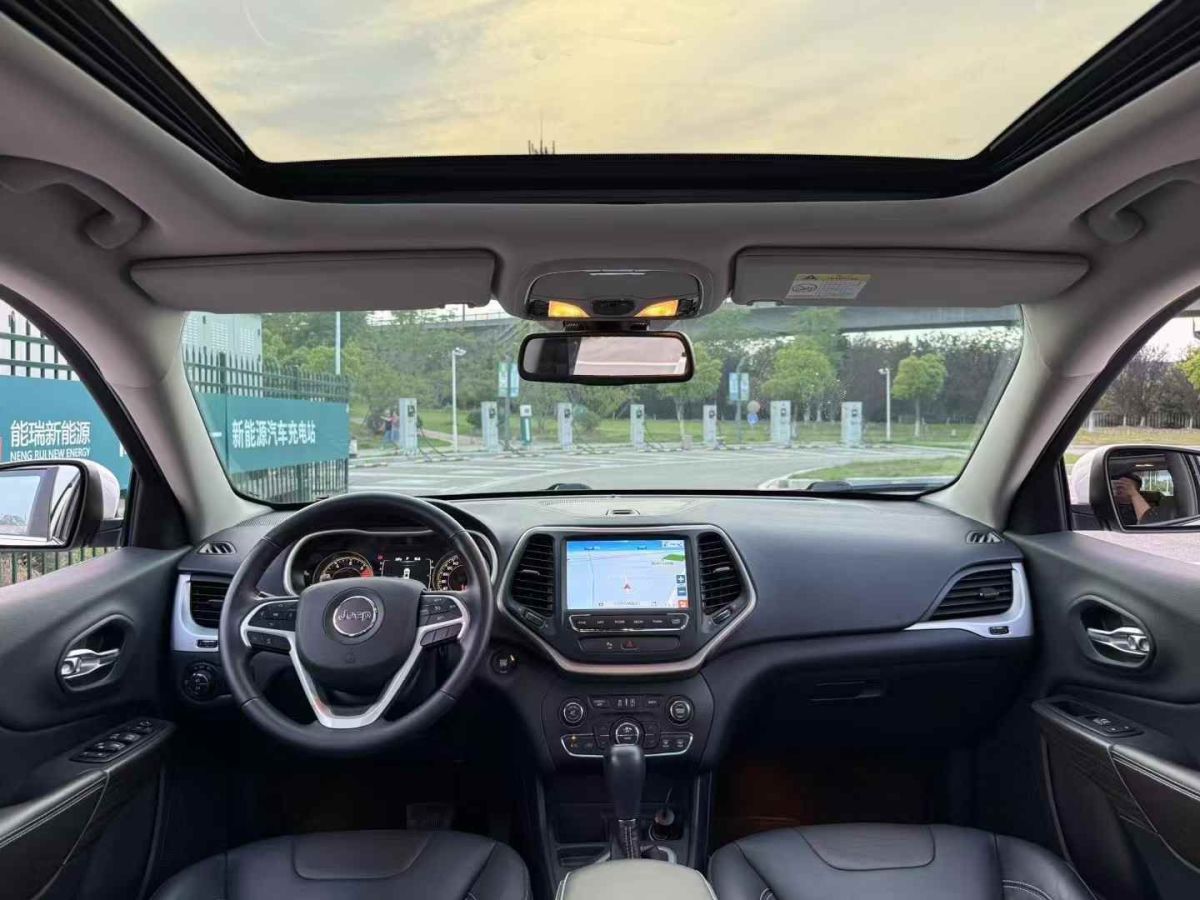 Jeep 自由光  2017款 2.0L 優(yōu)越版圖片