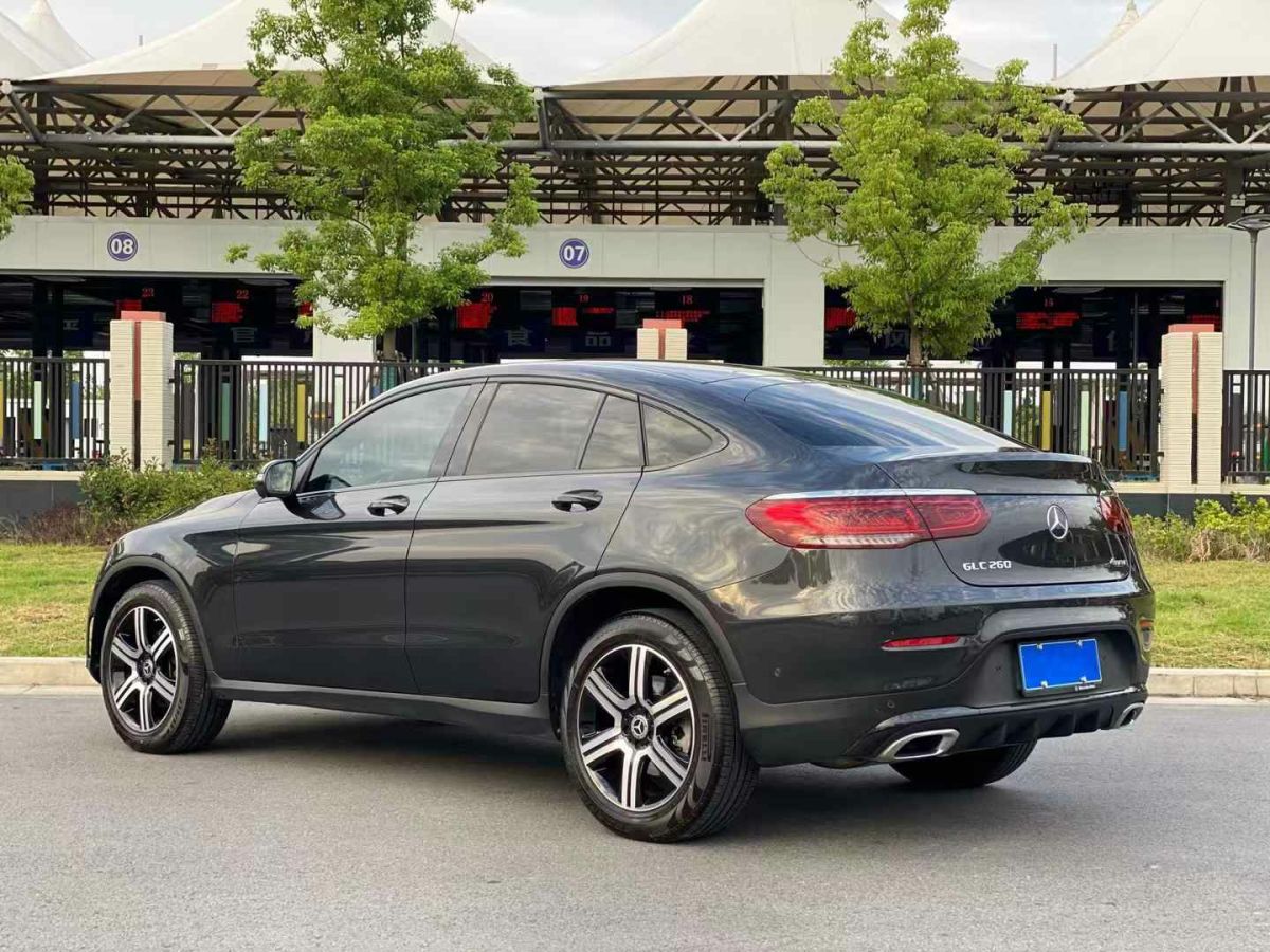 2022年1月奔馳 奔馳GLC  2022款 GLC 300 4MATIC 轎跑SUV