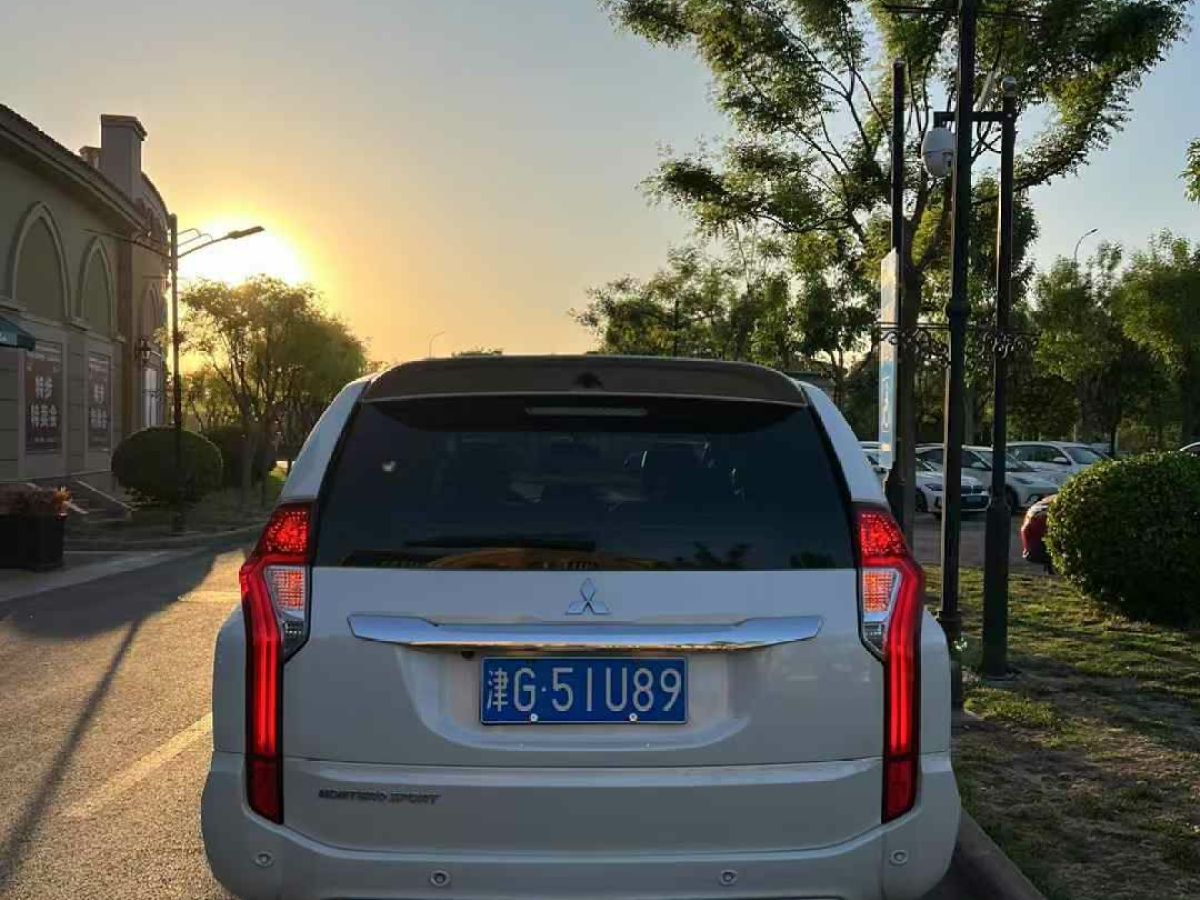 三菱 帕杰羅  2020款  3.0L 自動(dòng)尊貴版圖片