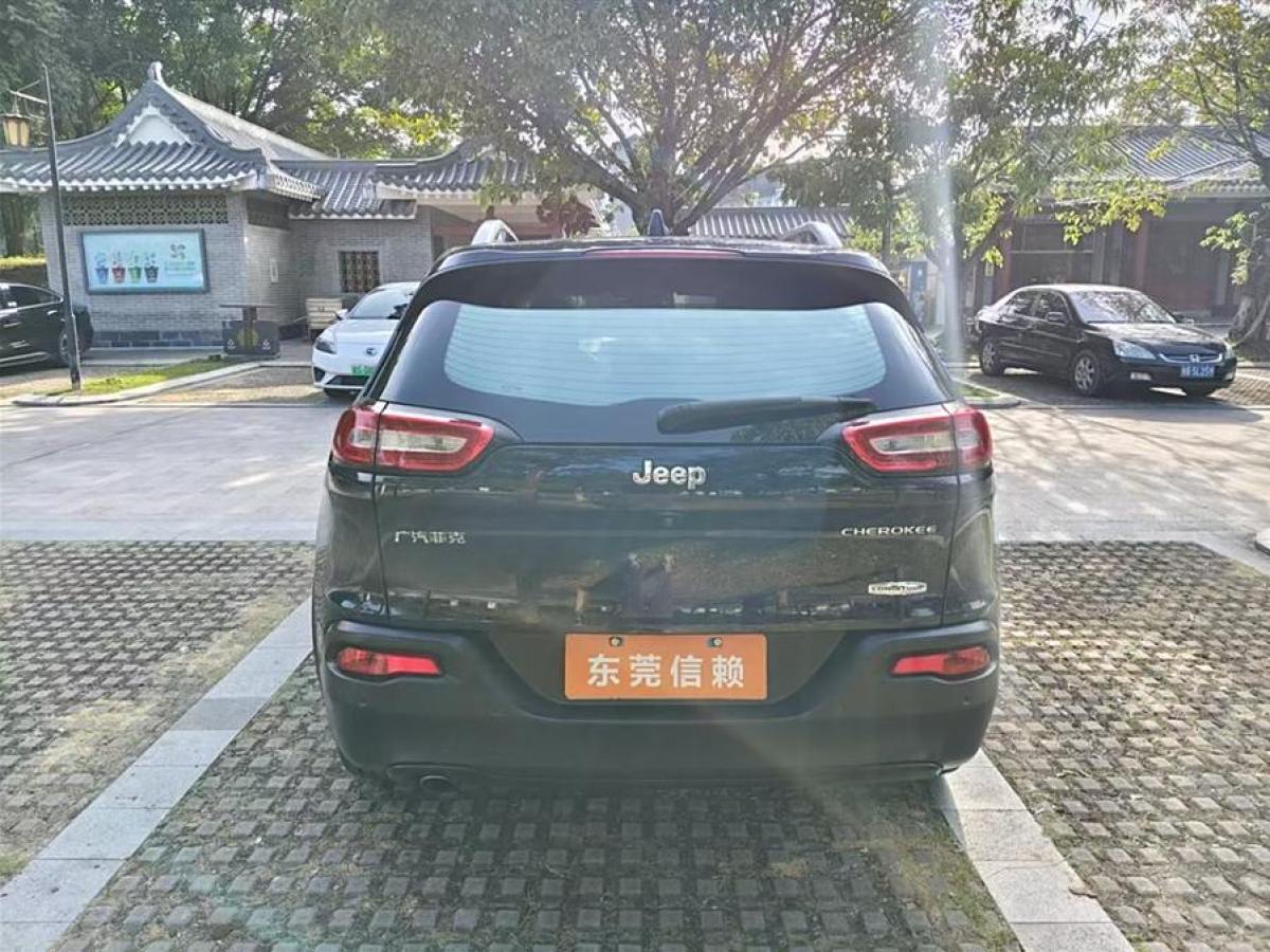 Jeep 自由光  2016款 2.0L 優(yōu)越版圖片