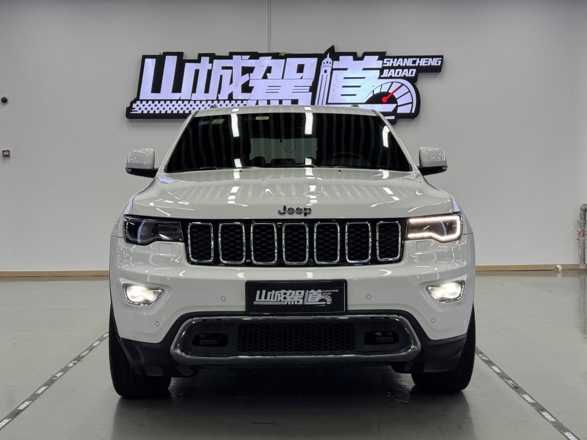 2018年10月Jeep 大切諾基  2017款 3.0L 舒享導(dǎo)航版