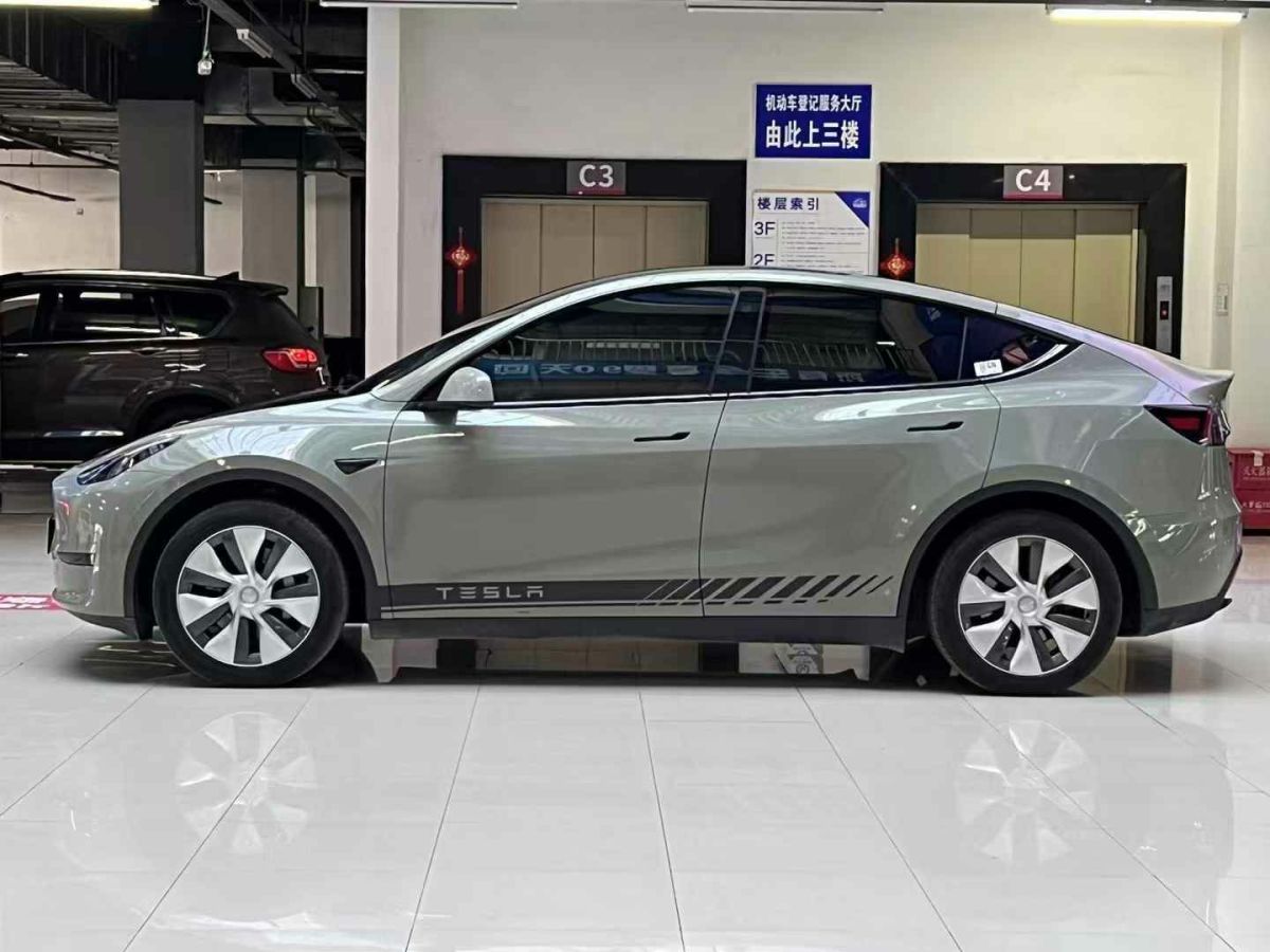 特斯拉 Model S  2023款 三電機(jī)全輪驅(qū)動(dòng) Plaid版圖片