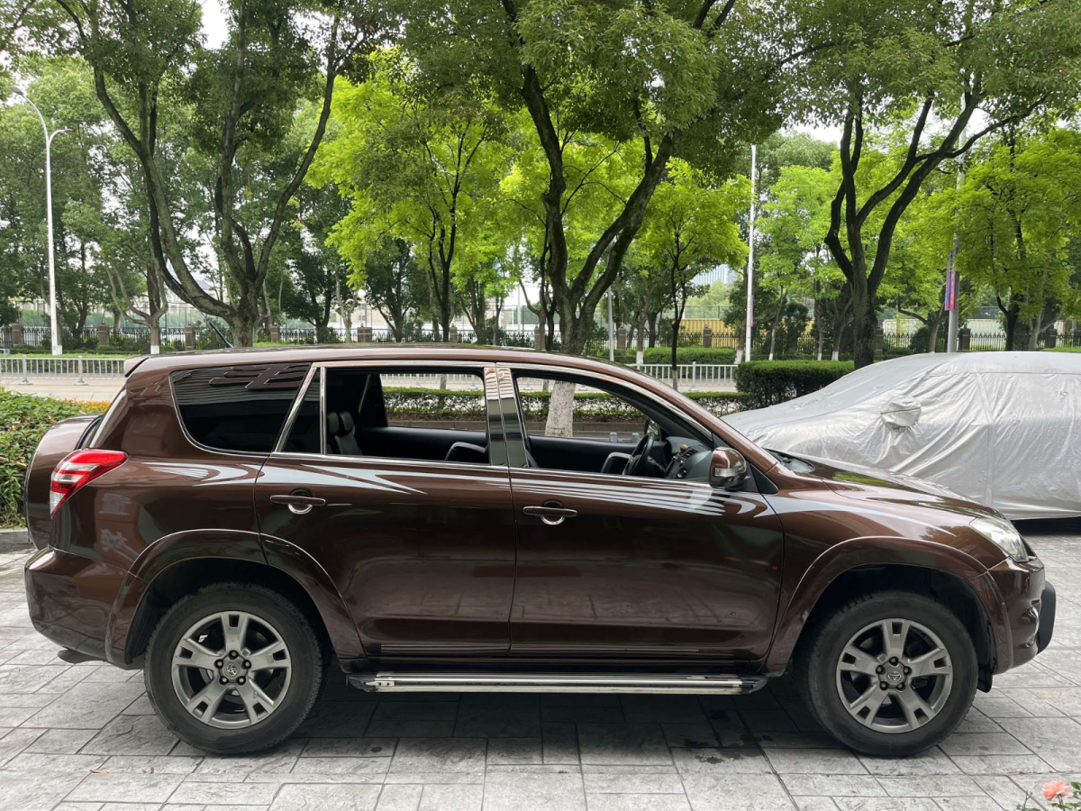 2013年7月豐田 RAV4榮放  2013款 特享版 2.0L 自動(dòng)經(jīng)典