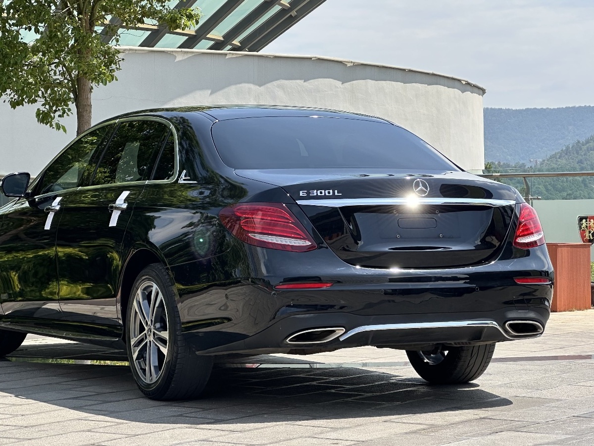 奔馳 奔馳E級  2019款 改款 E 300 L 運(yùn)動時尚型圖片
