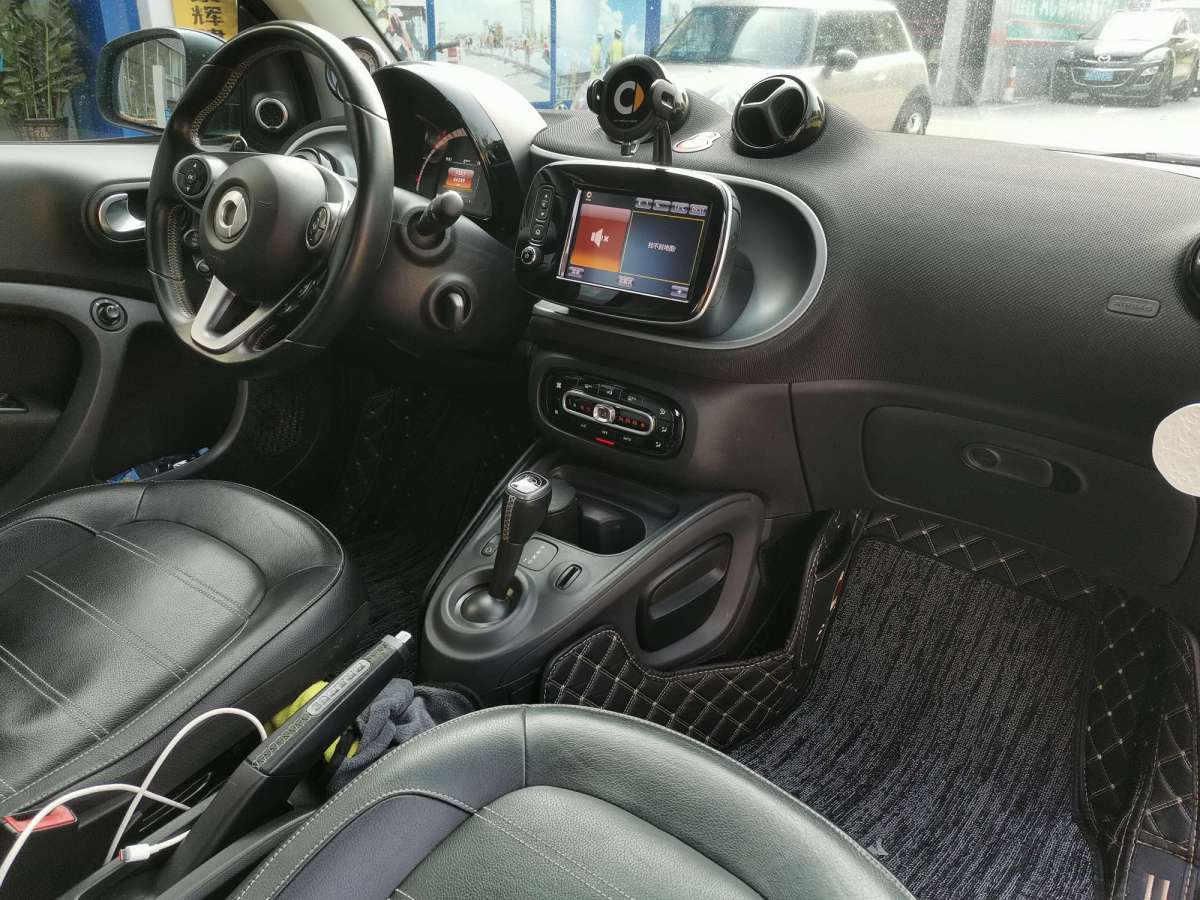 smart fortwo  2018款 0.9T 66千瓦硬頂耀目灰特別版圖片