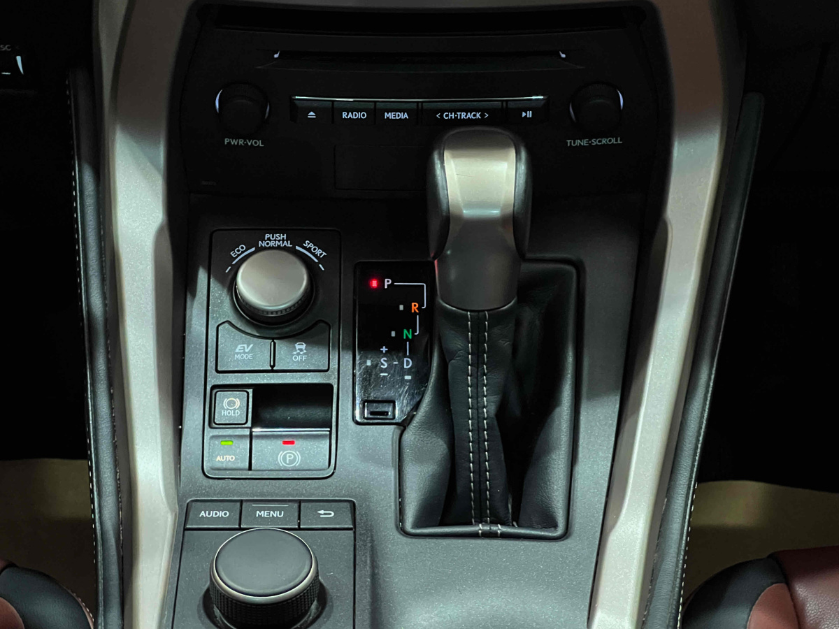 雷克萨斯 NX  2015款 300h 全驱 锋致版图片