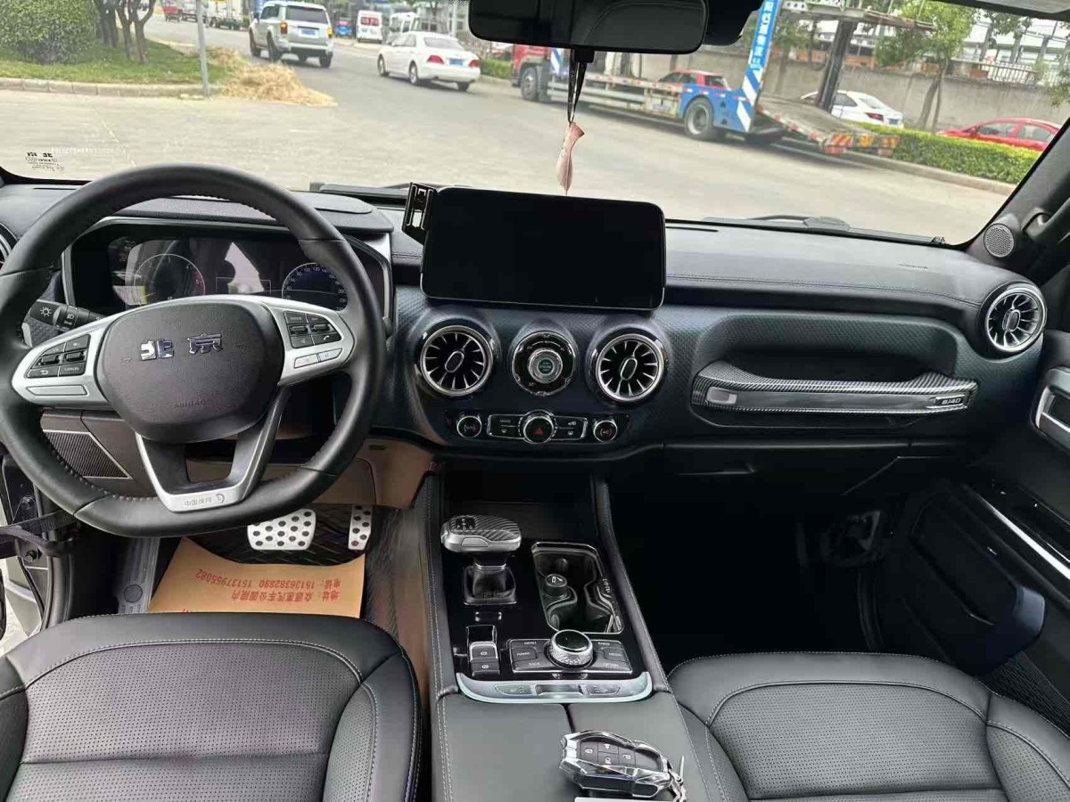 北京 BJ40  2023款 2.0D 自動(dòng)四驅(qū)刀鋒英雄版?zhèn)b客型圖片