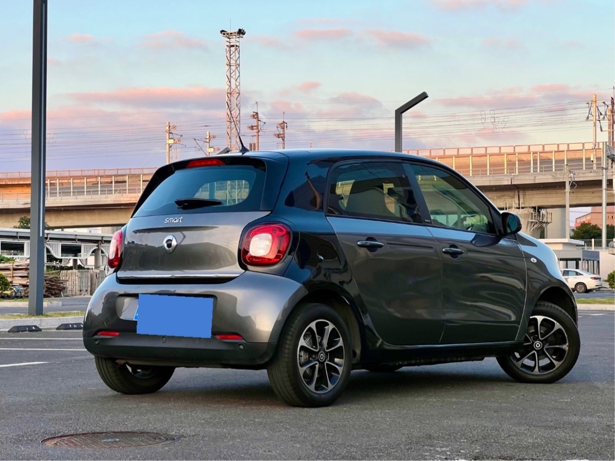 2018年1月smart forfour  2018款 1.0L 52千瓦激情版