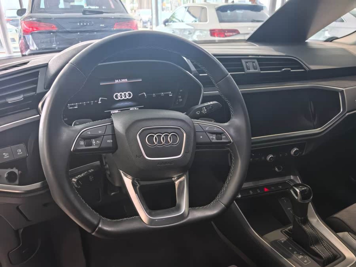 奧迪 奧迪Q3  2019款  35 TFSI 時(shí)尚動(dòng)感型圖片