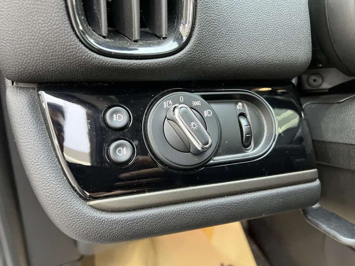 MINI COUNTRYMAN  2019款 1.5T COOPER 藝術(shù)家周末旅行版圖片