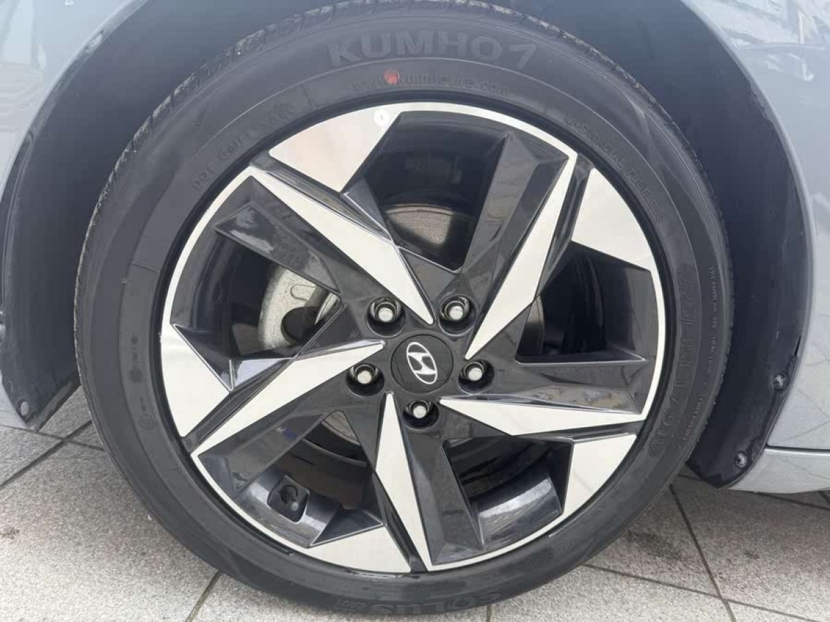 現(xiàn)代 伊蘭特  2021款 1.5L LUX尊貴版圖片