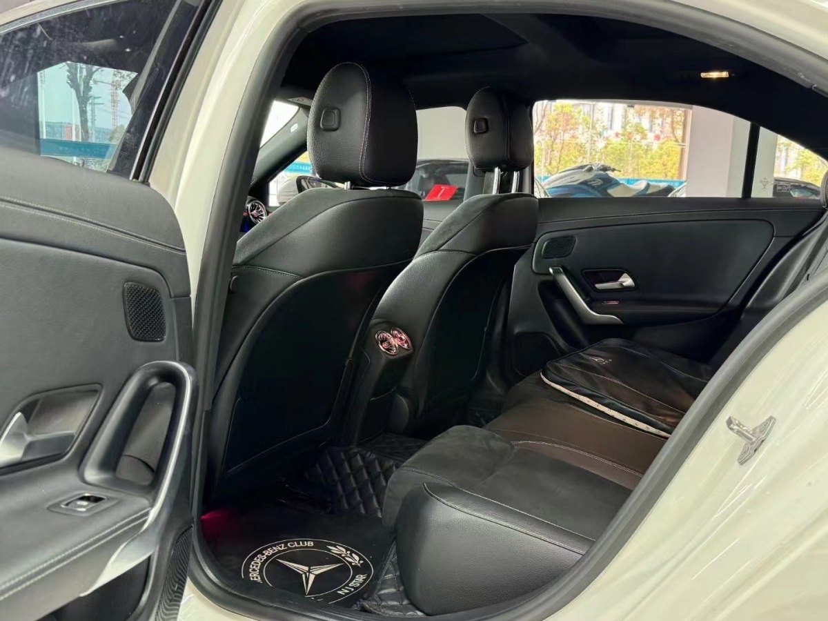 2019年11月奔驰 奔驰A级  2020款 改款 A 180 L 运动轿车