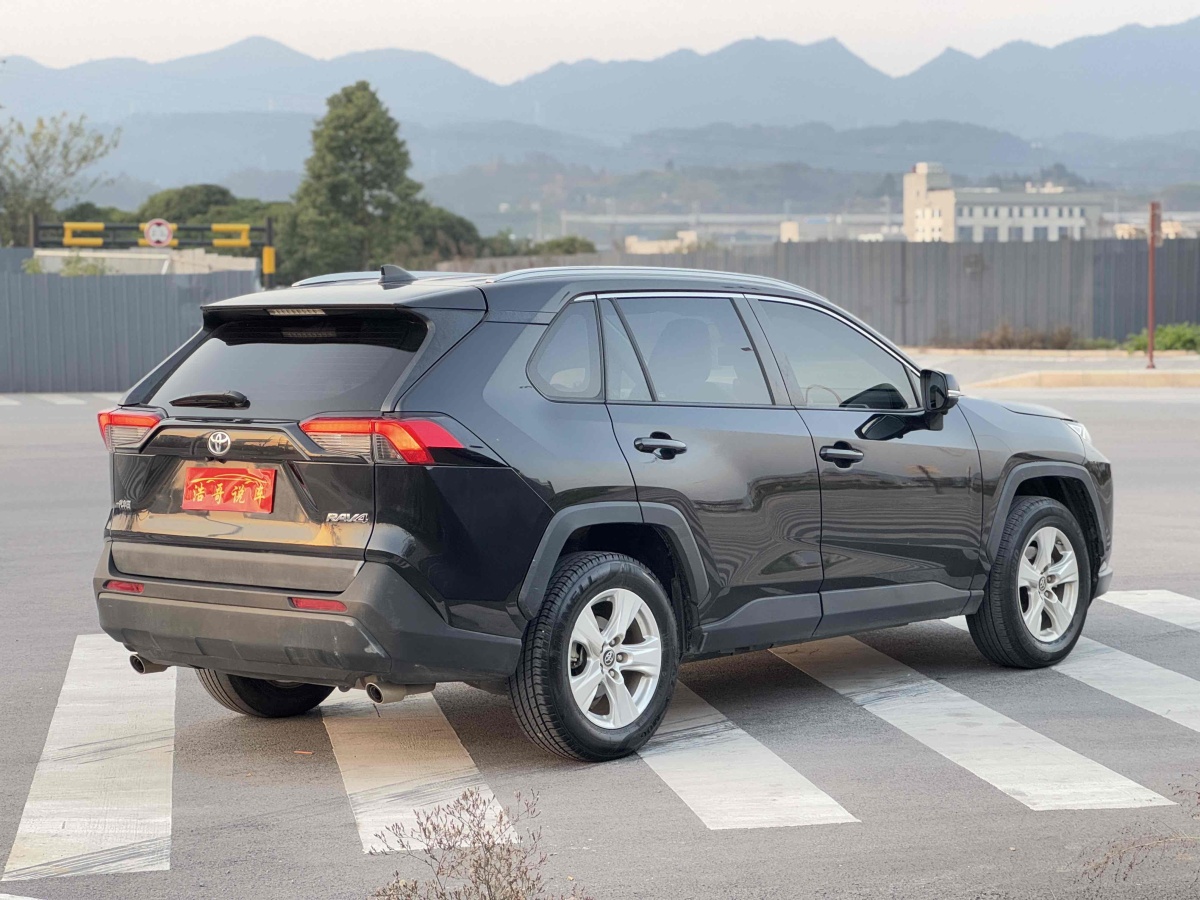 豐田 RAV4  2018款 榮放 2.0L CVT兩驅(qū)風(fēng)尚版圖片