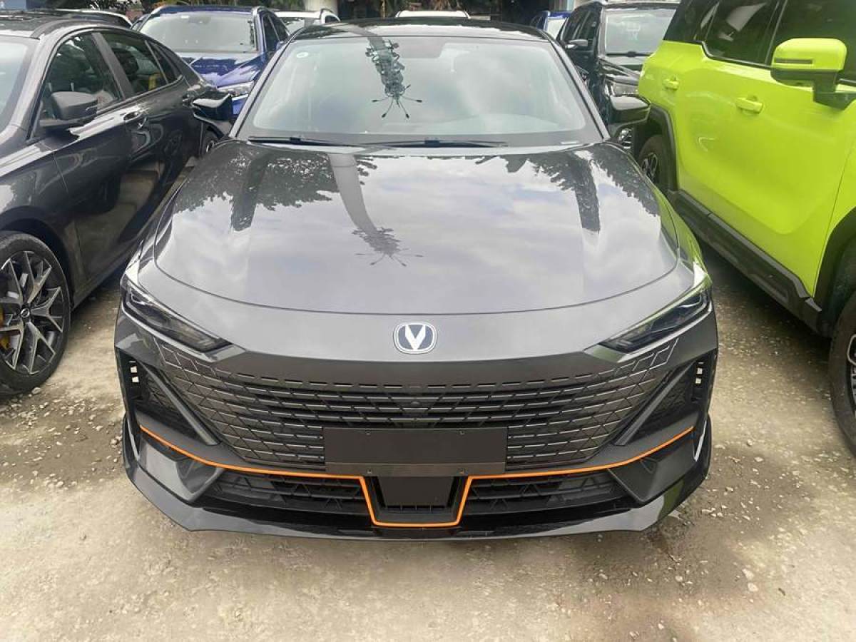 長(zhǎng)安 長(zhǎng)安UNI-V  2023款 1.5T 尊貴型圖片